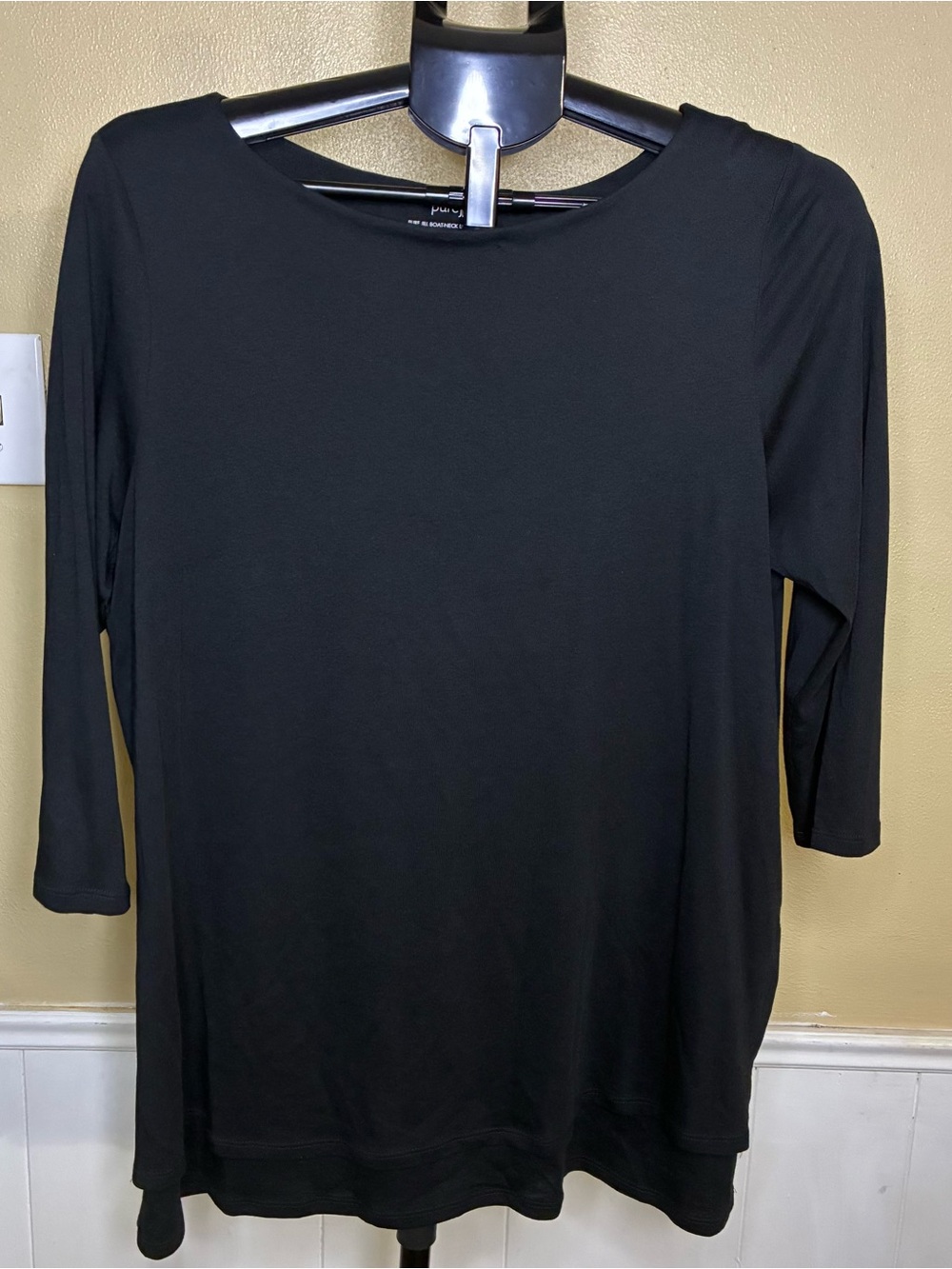 Women's Black Long-Sleeve Crewneck Tee